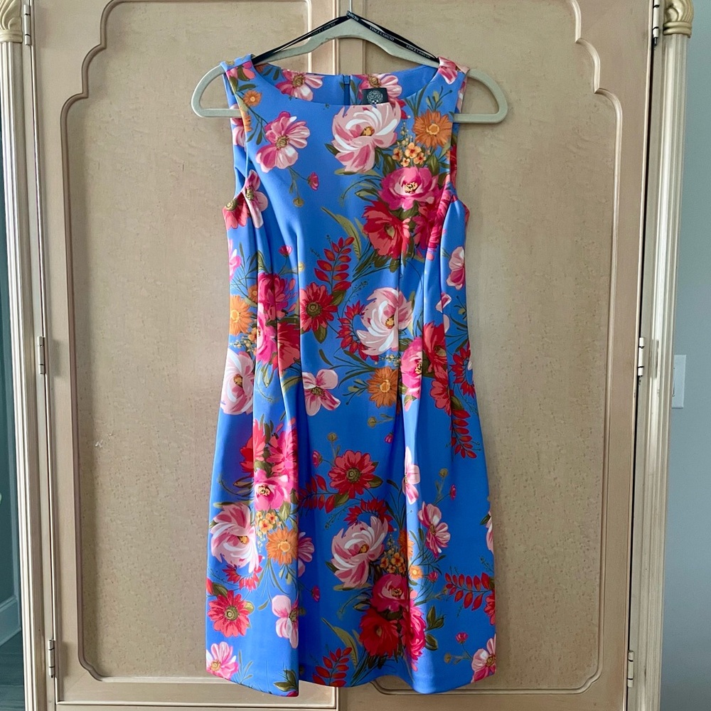 Vince Camuto Blue Floral, Sleeveless Dress with Fit & Flare Silhouette, Size 6.